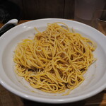 麺処 にぼし香 - 浅利とガーリックバターの和え玉（麺とその下に茶色いタレ）