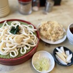 ふたばや - 全体の集合写真をパシャリ♪
これで600円だなんて…信じられないコスパです♡(*´ω｀*)
うどんには薬味だけでなく…
小鉢までついているのが何気に嬉しい♪(๑ᴖ◡ᴖ๑)♪