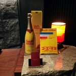 KOBAYASHI - カウンター横に恭しく安置されたゴ・エ・ミヨ2025