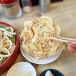 ふたばや - ＋天ぷら¥100
玉ねぎと長ネギのみのかき揚げですが…
片手で持ち上げようとしたら…
重すぎて無理〜！（；゜０゜）