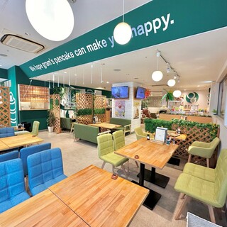 ナチュラルグリーンの明るくお洒落で居心地のいいカフェ空間♪