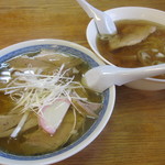 二代目 おやじの店 昌 - 手前がオイラの「白のチャーシューメン」