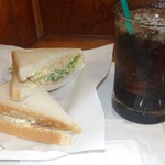カフェOB - 料理写真:手作り感横溢のサンドイッチ　　　　　　　　　　　　　　アイスコーヒーはジョッキで