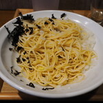 麺処 にぼし香 - 背脂の和え玉の麺とその下のタレ