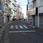 麺処 にぼし香 - 店前の道路（菊名駅東口）
