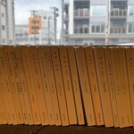 Cafe赤居文庫 - 好きな本が並んでいる　1冊100円
      