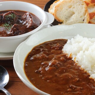 お肉以外も絶品！じっくり煮込んだ【新井屋特製カレー】