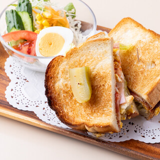 1番人気「デラックスサンド」などお食事メニューも充実！