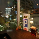Daikanyama Panke-Ki Kafe Kuro-Ba-Zu - 窓際席からの夜景
