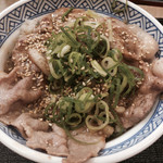 Yoshinoya - ねぎ塩ロース豚丼（490円）