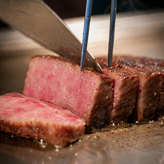 目の前で豪快に和牛や海鮮を焼く、ライブ感満載の鉄板焼き