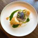 アコルドゥ - しっとりとした鰆　新玉葱のベニエとエッセンス