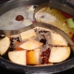 モンゴル薬膳しゃぶしゃぶ小尾羊 銀座店 - モンゴル火鍋 3種のスープ