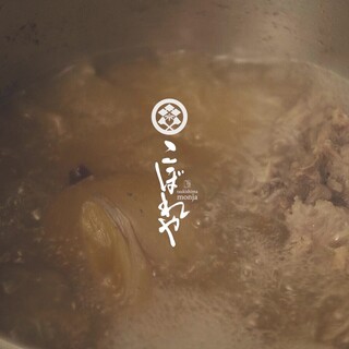 十種の具材を長時間煮込んだ｢豚骨出汁｣