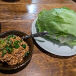 なんくる食堂 - ひき肉納豆のレタス巻き巻き