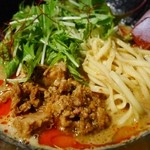 担々麺 胡麻 - ２辛で豆乳のマイルドさが自家製の中太平ストレート麺と合う