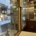 ロージナ茶房 - 窓際の席から外を見る。ウインドウのディスプレイも味わい深い。