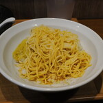 麺処 にぼし香 - 浅利とガーリックバターの和え玉の麺とその下のタレ