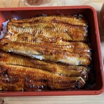 うなぎ亭 友栄 - 少し重なる程のサイズ。肉厚ふわふわです。