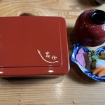 うなぎ亭 友栄 - 綺麗なお重と椀、皿。