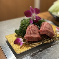 りきちゃん 祇園店 - タン　美味すぎる。　ヒレは味はしっかりだけど、歯に挟まりました。シャトーブリアンは赤身なのにとろけました！