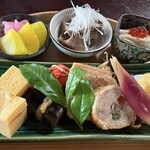 TOHAKU茶館 - 玉子焼き、穴子の昆布巻き、オマール海老の生姜煮、鱧の柚香焼き、きんぴらごぼう、ロールチキン、ふろふきカブのゆず味噌のせ、湯葉のイクラのせ、ローストビーフ、桜大根漬け、茗荷の酢漬け等