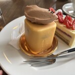 パティスリー・パリセヴェイユ - バババナーヌ。パリパリチョコの中はとろとろバナナクリームとラムじっとりのババ。