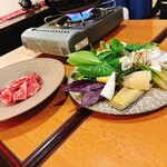 さくら京屋 - 松阪牛と春の山菜鍋