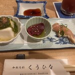 和創旬彩 くうひな - お通し　左からめかぶのせ冷や奴、サメの心臓、とりわさ