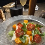 MOKICHI TRATTORIA - 茅ヶ崎産生乳で作った出来立てモッツァレラチーズのカプレーゼ