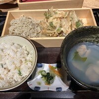ダイナミックキッチン＆バー 響 中之島フェスティバルプラザ店 - 浅利と生若布の貝出汁漬けそばと桜海老のかき揚げ、鯛めし食べ放題