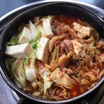 玉山支所前食堂 - 真っ赤に完成。鍋の左側は嫁用