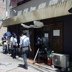 鶏そば　一瑳 - シンプルな外観。外には行列が。