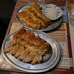 寺岡商店 - ニンニク餃子3人前 (上)、すだち付き餃子3人前(下)