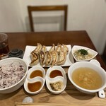 餃苑 - 焼き餃子定食ダブル10個で1,100円