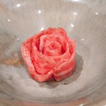 キャラバン - お皿が温かくて少しずつお肉に火が入っていく珍しい一品