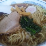 ラーメンはシナチク・ほうれん草・チャシュー・ナルトが添えられております