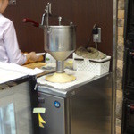 Lupos - ルポシュー購入後、この器具を使ってクリームを詰めていきます！