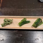 酒盃 - 左からコゴミ胡麻和え、しどけ、ホンナの出汁合え