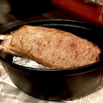 レトノ - 骨付き子羊のロースト 瞬間スモーク仕上げ