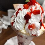かもだ珈琲 - ベリーパフェ