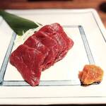 遊膳 - 馬刺し～ニンニク味噌もしくは醤油でいただきます②