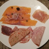 グラスコート - スモークサーモン オニオン・ケッパー・オリーブ添え
                スペイン産生ハムとコールドミート