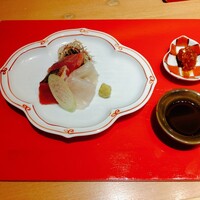 賛否両論 名古屋 - [造り] マダイ(三重)、初カツオ(千葉)、シマアジ(愛媛) 新たまねぎ醤油