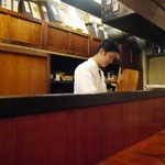 天ぷら 鈴木屋 - 調理中の店主