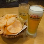 大衆餃子酒場ニューマルケン - お通しのえびせんだけで、お酒がすすむ