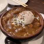 ケムリ - 温玉乗せモツのカレー煮