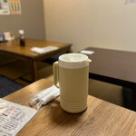 創作居酒屋 ふじ野 - 名ですので靴を脱いで上がる
個室の小上がり席に案内いただきました。

テーブルが3つ、畳に座布団。
お冷はピッチャーを持ってきてくださり
グラスはテーブル端に重ねてあり、セルフです。