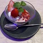 バーアンドダイニング トレント - ◎（７）デザート　苺のムース
