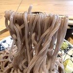 細うどん よしの江 - コシのある「北海道キタホナミ」としなやかさが特徴の「九州産チクゴイズミ」に、香りと味が引き立つ様、小麦の皮を粉砕して練り込んだ麺